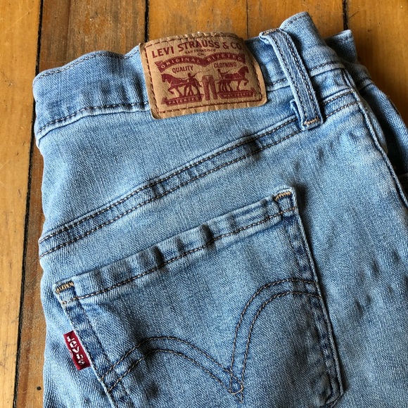 Levi’s Mid Length Shorts | Light Wash Denim - Picture 4 of 5